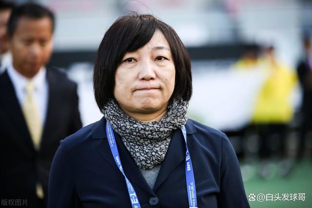 女警杨菁菁与卧底台警程傲群和中警华志勇合作访拿中国地下军工厂的喷鼻港翅膀。                                  　　翅膀首级阿Paul的mmEdna其实不附和兄长的步履，阿Paul的翅膀阿Ben却对Edna成心，怎料Edna却同心专心一意恋上了恋勇。                                  　　因为傲群与志勇的背